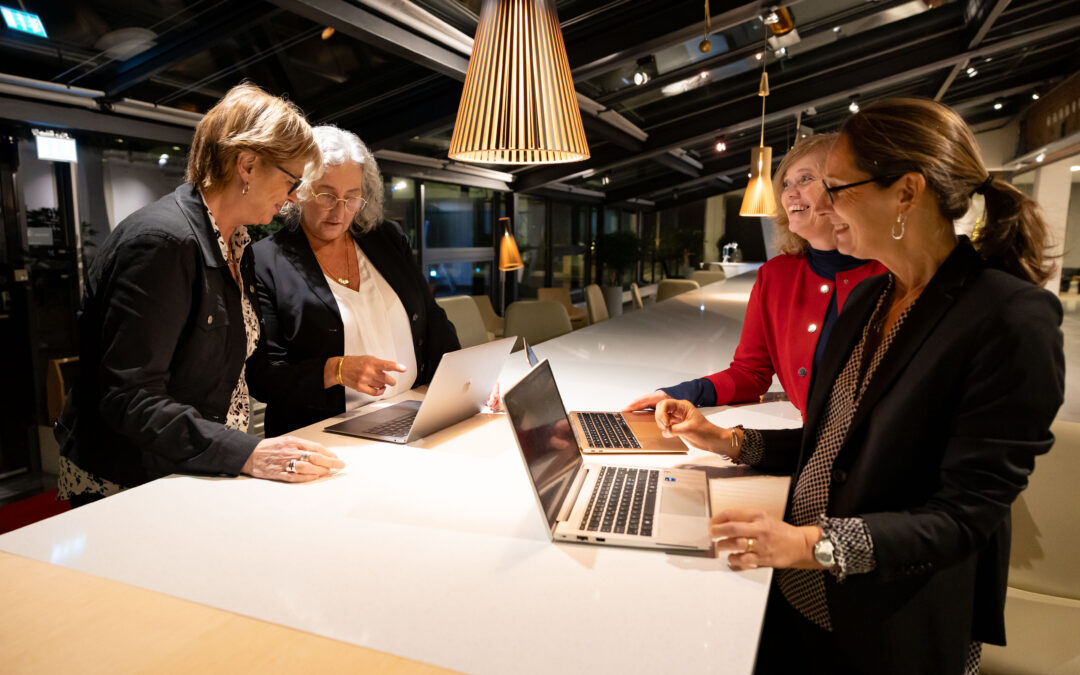 Fyra diskuterar undersökning